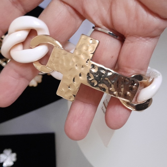 Acrylic Chain Bracelet with Magnetic Hammered Style Cross Clasp - Picture 3 of 6